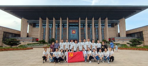 南湖革命紀(jì)念館前合照.jpg